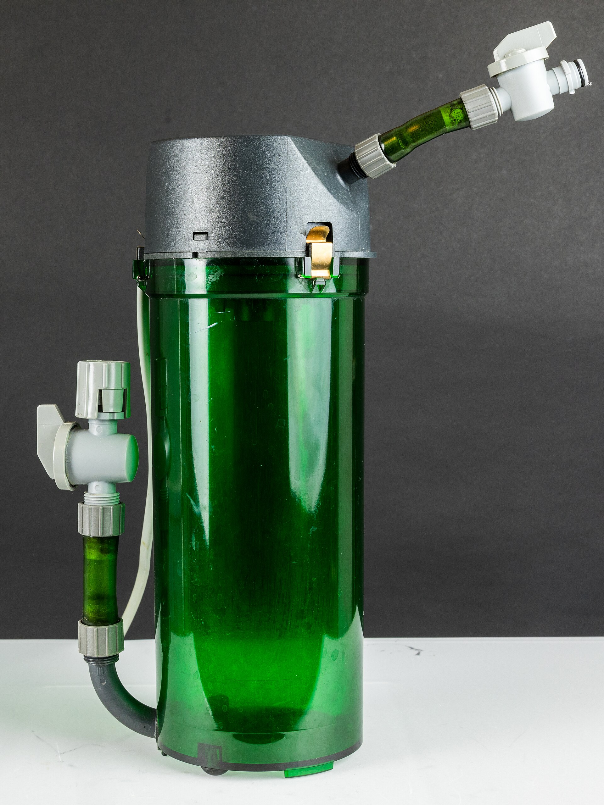 Aquarium filter equipment that creates water flow