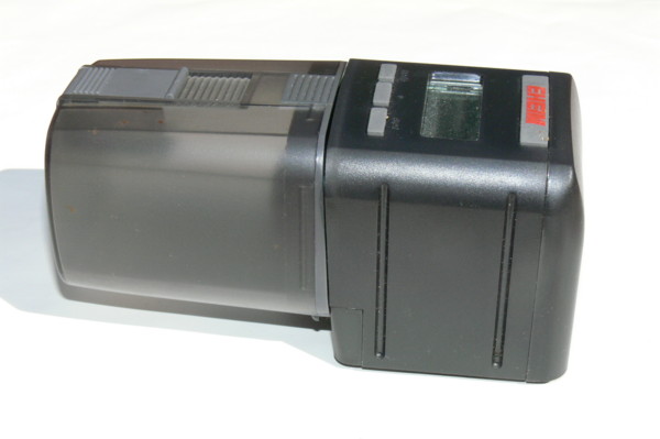 Automatic fish feeder for aquarium vacation feeding